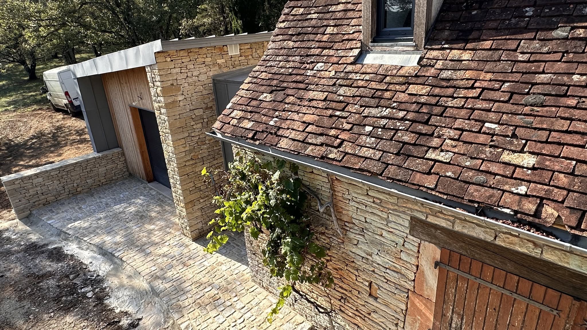 Extension en pierre et bois à côté d'une maison ancienne